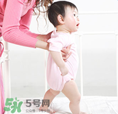 寶寶一歲多了還不會走路怎么辦？寶寶走路晚是什么原因造成的
