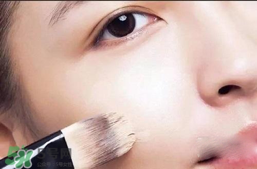 粉底液可以涂在眼部嗎？粉底液涂在眼部有什么危害？