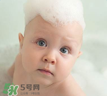 寶寶頭皮上的污垢可以摳掉嗎？寶寶頭上的頭垢該怎么處理？