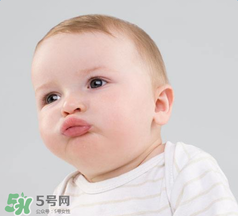 寶寶頭皮上的污垢可以摳掉嗎？寶寶頭上的頭垢該怎么處理？