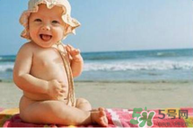 夏日海邊寶寶游泳怎么防曬？海邊親子游泳防曬注意事項(xiàng)