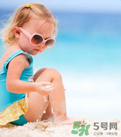 夏日海邊寶寶游泳怎么防曬？海邊親子游泳防曬注意事項(xiàng)