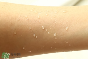 ajuste防曬噴霧哪個顏色好？ajuste防曬噴霧藍色綠色白色區(qū)別