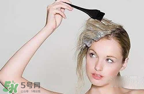 用染發(fā)膏前要不要洗頭？用染發(fā)膏要提前幾天洗頭？