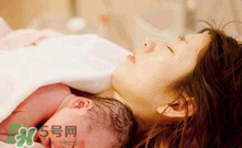 產后皮膚干燥起皮又很癢是怎么回事？生完小孩后皮膚特干怎么辦？