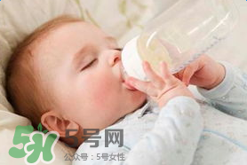 寶寶溢奶怎么辦？寶寶溢奶怎么做？