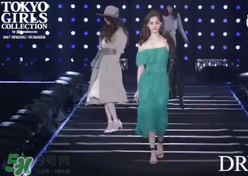 穿著高跟鞋翻跟頭走t臺(tái)模特同款綠色裙子是什么牌子？