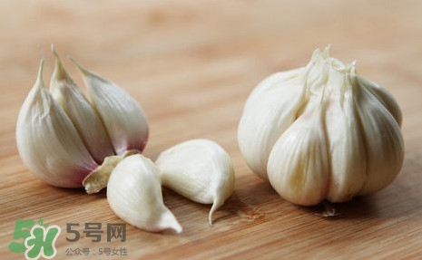 蒜頭發(fā)芽了還能吃嗎？蒜頭發(fā)芽了芽心能吃嗎