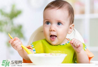 寶寶吃米粉拉綠便便怎么回事？寶寶吃米粉拉綠色要緊嗎？