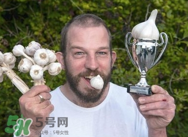 生吃蒜頭有什么好處？生吃蒜頭的功效和作用