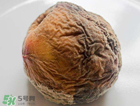 ?桃子發(fā)霉了還可以吃嗎？吃了發(fā)霉的桃子怎么辦？