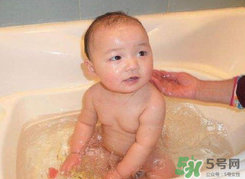 夏天嬰兒洗澡水溫多少度合適？夏天嬰兒洗澡水溫需要多少度？