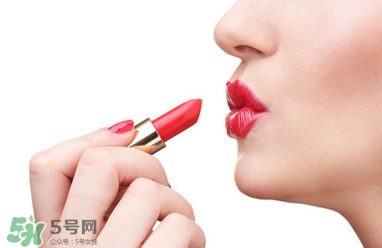 哺乳期能不能涂口紅呢？哺乳期涂口紅對寶寶有危害嗎？
