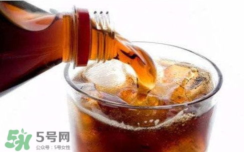為什么喝碳酸飲料打嗝嗆鼻子？碳酸飲料為什么會冒泡