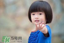 什么原因?qū)е潞⒆有愿駜?nèi)向？孩子性格內(nèi)向該怎么辦？
