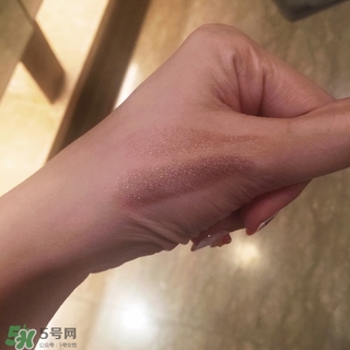 嬌蘭小黑裙007值得入嗎？嬌蘭小黑裙007唇膏口紅怎么樣？