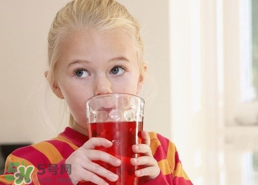 為什么喝碳酸飲料打嗝嗆鼻子？碳酸飲料為什么會冒泡