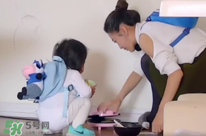 餃子的奶牛背包是什么牌子？寶寶背包應(yīng)該怎么挑選？