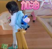 餃子的奶牛背包是什么牌子？寶寶背包應(yīng)該怎么挑選？
