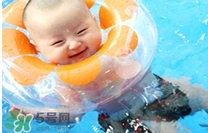寶寶游泳耳朵進(jìn)水了怎么辦？寶寶游泳如何避免耳朵進(jìn)水？