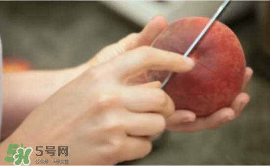 吃桃子要不要削皮？吃桃子的去皮方法