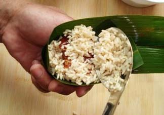 包粽子是生米還是熟米？包粽子的米是煮的還是生的？