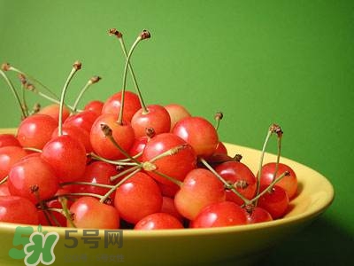 哺乳期能吃櫻桃嗎？哺乳期吃櫻桃寶寶會上火嗎？