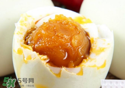 咸鴨蛋為什么會出油？咸鴨蛋為什么有油