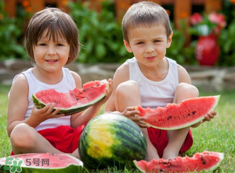 寶寶發(fā)燒時能吃西瓜嗎？寶寶咳嗽能不能吃西瓜？