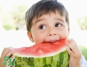 寶寶發(fā)燒時能吃西瓜嗎？寶寶咳嗽能不能吃西瓜？