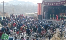 游百病是什么意思？為什么要在端午節(jié)游百?。?></p><p>四川地區(qū)的“游百病”是在正月十六，家家戶戶男女老少都要走出家門，到戶外游走散步，祈求新一年身體健康。2013年11月，四川閬中“游百病”成功申請“中國體育非物質(zhì)文化遺產(chǎn)保護(hù)和推廣項目”。</p><h3>為什么要在端午節(jié)游百病</h3><p>據(jù)說游就百病不生，不知從什么時候開始講究的，這天男不做農(nóng)活，女不做針線，做了叫“扎百病”。就是說把百病的根子扎下了，所以在天水農(nóng)村，男人趕早備足牛羊飼料，女人忙備吃的和穿的，游百病的主要去處是集鎮(zhèn)、寺廟。不去那里心中如今年白過了一般空落一般酸楚，要去也不易，山村里人要翻山越嶺，要走幾十里山路。平時忙地里忙家里，看小孩敬老人。十六是“大赦”，地里不管，家里放下，小孩拖上，老人扶上，傾家外游，不圖升官發(fā)財，圖個吉利，大人小孩百病不生。</p><p style=