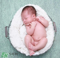 嬰兒吃藥后多久可以吃奶？嬰兒吃藥后多久可以喝奶粉？