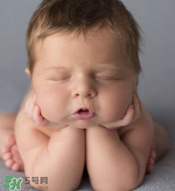 嬰兒吃藥后多久可以吃奶？嬰兒吃藥后多久可以喝奶粉？