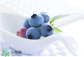 藍莓和牛奶可以一起吃嗎？吃完藍莓可以喝牛奶嗎？