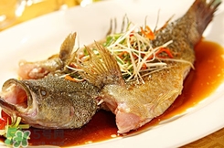 鱸魚(yú)怎么做好吃又簡(jiǎn)單？清蒸鱸魚(yú)的做法