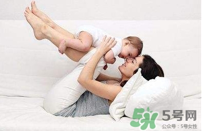 母乳喂養(yǎng)要喂水嗎？純母乳喂養(yǎng)要不要喂水？
