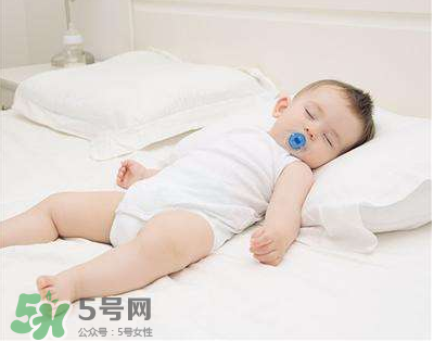 夏天寶寶需要穿襪子睡覺嗎？寶寶夏天睡覺要穿襪子嗎？
