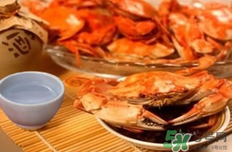 吃花蓋蟹可以喝啤酒嗎？吃花蓋蟹能喝啤酒嗎