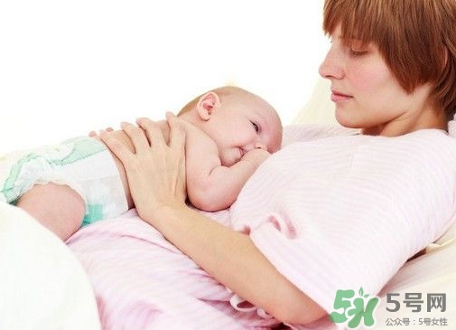母乳喂養(yǎng)要喂水嗎？純母乳喂養(yǎng)要不要喂水？