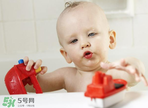 嬰兒浴盆是帶浴網(wǎng)還還是帶浴板好？嬰兒浴盆什么款式好？