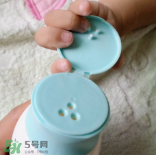 爽身粉可以擦臉上嗎？臉上可不可以涂爽身粉？