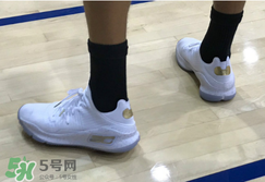 under armour curry 4 low低幫版白金配色上腳怎么樣？