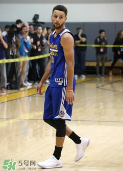 under armour curry 4 low低幫版白金配色上腳怎么樣？