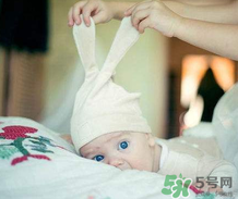 寶寶發(fā)燒是用熱毛巾還是冷毛巾敷？寶寶發(fā)燒用什么毛巾敷？