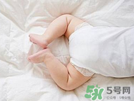 寶寶發(fā)燒是用熱毛巾還是冷毛巾敷？寶寶發(fā)燒用什么毛巾敷？
