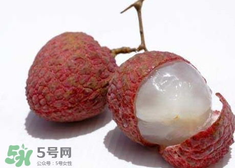 吃泡藥水的荔枝會得?。砍运幩睦笾檬肿憧诓。?></p><p>1——2天后，孩子的手上、腳上、臀部和口腔內(nèi)頰部、舌、口唇內(nèi)側(cè)等處可出現(xiàn)紅色斑點，斑點逐漸發(fā)展成為皰疹，皰疹破潰后形成潰瘍，疼痛異常，因此，患手足口病的孩子常因嘴痛而影響吃奶、吃飯、哭鬧不安。</p><p>絕大多數(shù)患兒的皰疹在3——4天后，可自行消退，不留痂，也不脫屑而痊愈，無并發(fā)癥者一周左右即可治愈，預后良好。</p><p>極少數(shù)患兒出現(xiàn)呼吸系統(tǒng)、中樞神經(jīng)系統(tǒng)損害，引起心肌炎、肺水腫等。個別重癥患兒病情進展快，導致死亡。</p><p>目前對手足口病尚無特異的治療方法，臨床主要是對癥治療。若小兒有發(fā)熱時，多喝水，體溫大于38.5℃也可口服退熱藥。保持局部清潔，避免細菌的繼發(fā)感染；對破潰處，可用金霉素魚肝油以減輕疼痛及促使糜爛面早日愈合。</p> </div>
<div align=