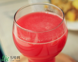 西瓜汁為什么會分層？西瓜汁分層還能喝嗎？