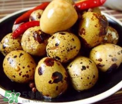 鵪鶉蛋能和胡蘿卜一起吃嗎？鵪鶉蛋能放多久？