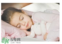 寶寶需要枕頭嗎？寶寶多大可以用枕頭？