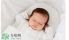 寶寶需要枕頭嗎？寶寶多大可以用枕頭？